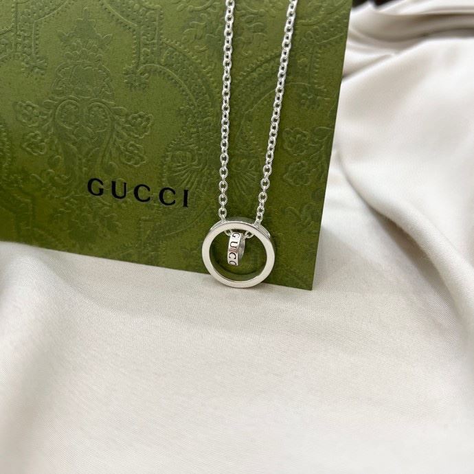 G*u*i necklaces